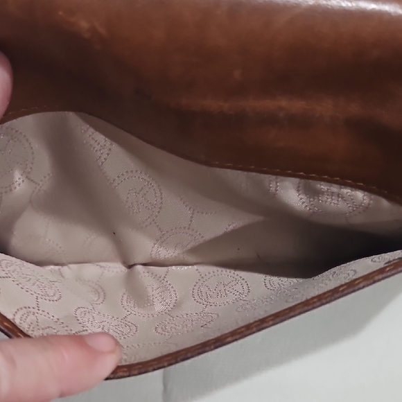 Michael Kors Tan Leather Wallet with Gold Logo - Picture 8 of 13